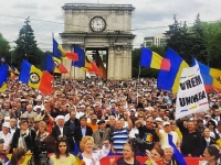 CIRCA DOUĂ TREIMI DIN ROM&Acirc;NI VOR UNIREA CU MOLDOVA