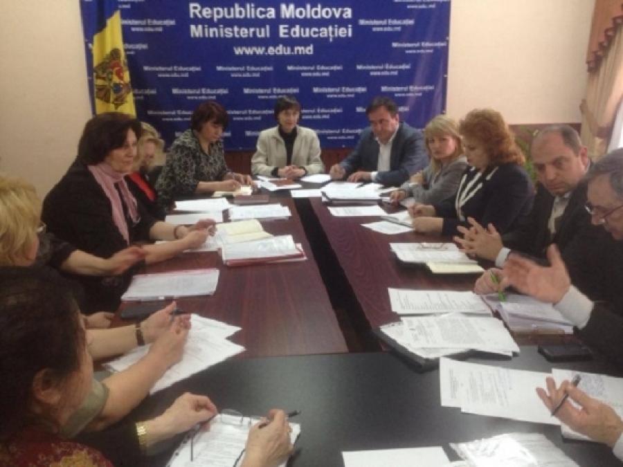 ȘCOLILE CU PREDARE &Icirc;N GRAFIA LATINĂ CER AJUTOR