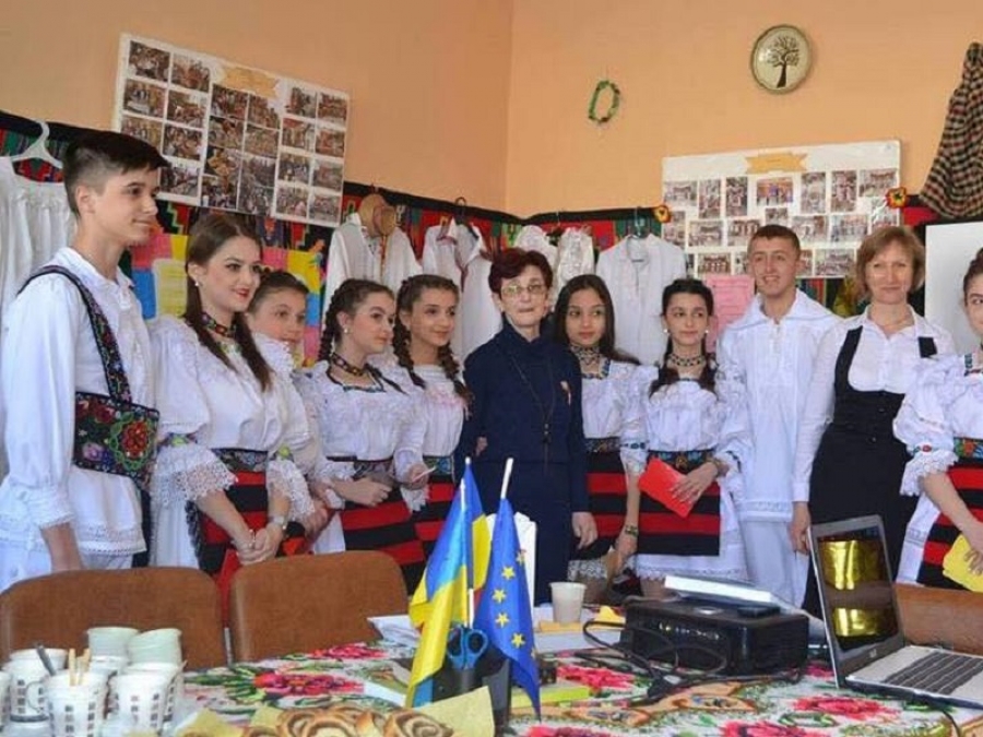 BURSE PENTRU ELEVI, STAGII DE SPECIALIZARE PENTRU PROFESORI