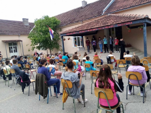 FLORILE ROM&Acirc;NISMULUI! 70 de copii rom&acirc;ni din Kladovo și Podvrșka au primit cărți și dicționare rom&acirc;nești