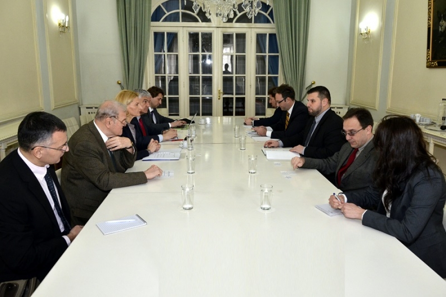 DIALOG &Icirc;N BENEFICIUL ROM&Acirc;NILOR DIN SERBIA
