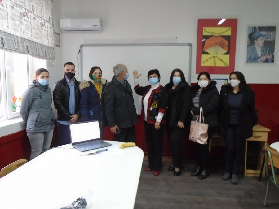 Tablă interactivă donată Școlii din Podvr&scaron;ka