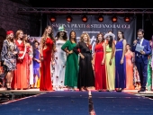 O româncă din Italia crează rochii în culorile tricolorului României