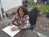 ARTISTA CARE DESENEAZĂ PORTRETE CU M&Acirc;NA ST&Acirc;NGĂ